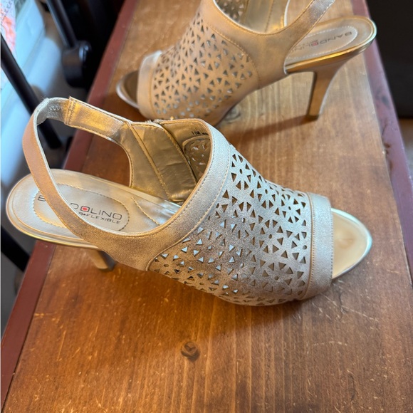 Bandolino Gold Heels with Chic Perforated Design Size 7.5 Gorgeous Heels Hott π₯ - Picture 3 of 16